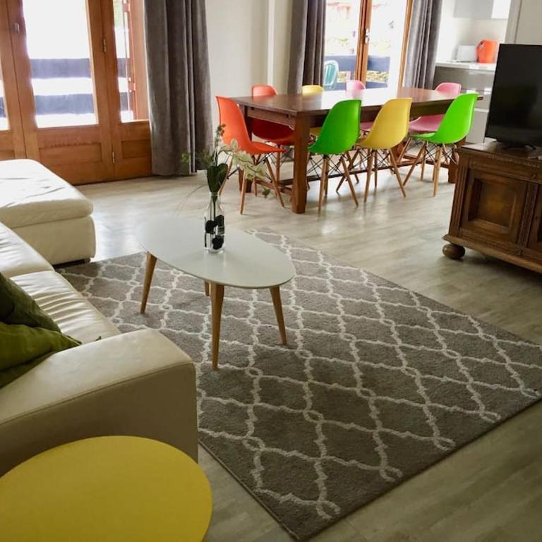 Jangilau - Large, triple aspect apartment in central Morzine - Three-Bedroom Apartment - 8