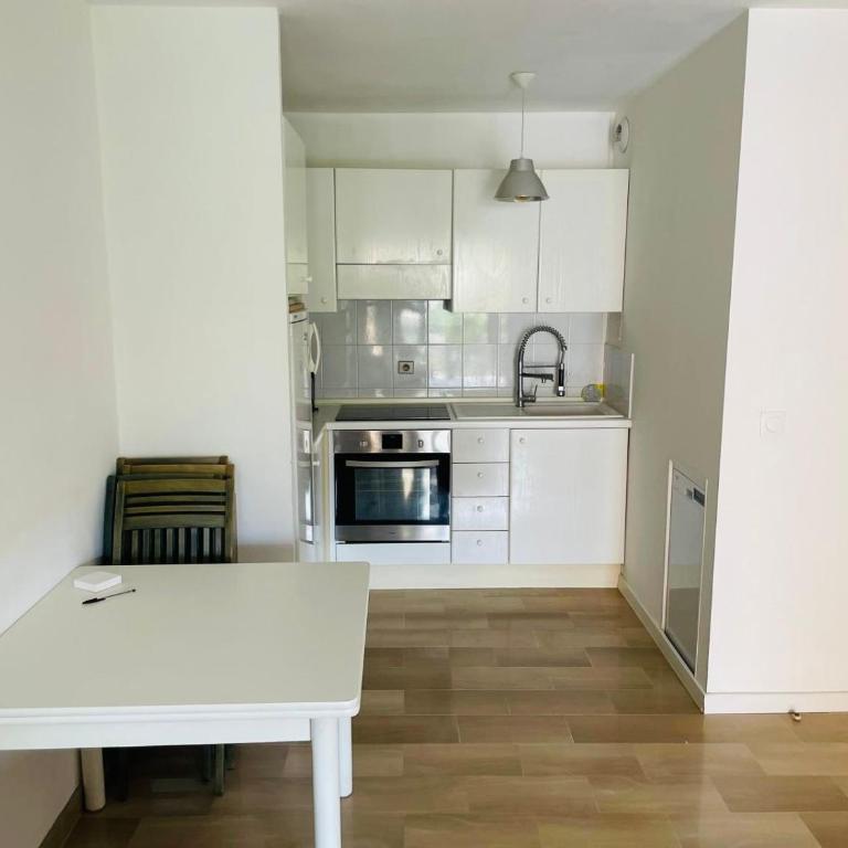 Beach apartment with tropical garden and mountain view Best location - One-Bedroom Apartment - 6