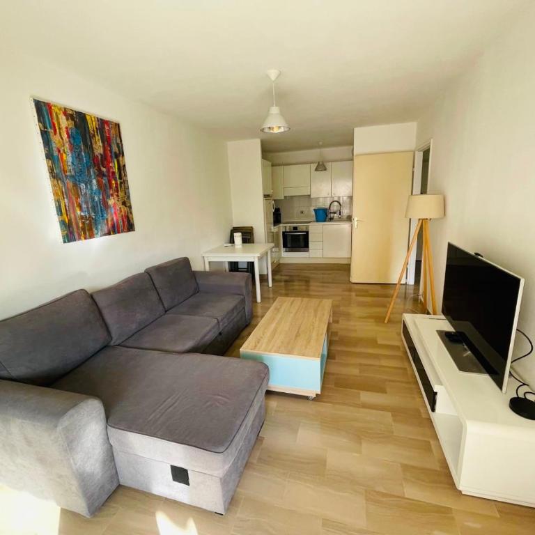 Beach apartment with tropical garden and mountain view Best location - One-Bedroom Apartment - 7