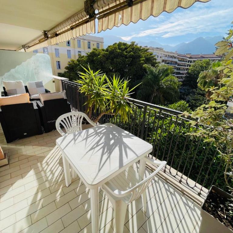 Beach apartment with tropical garden and mountain view Best location - One-Bedroom Apartment - 1
