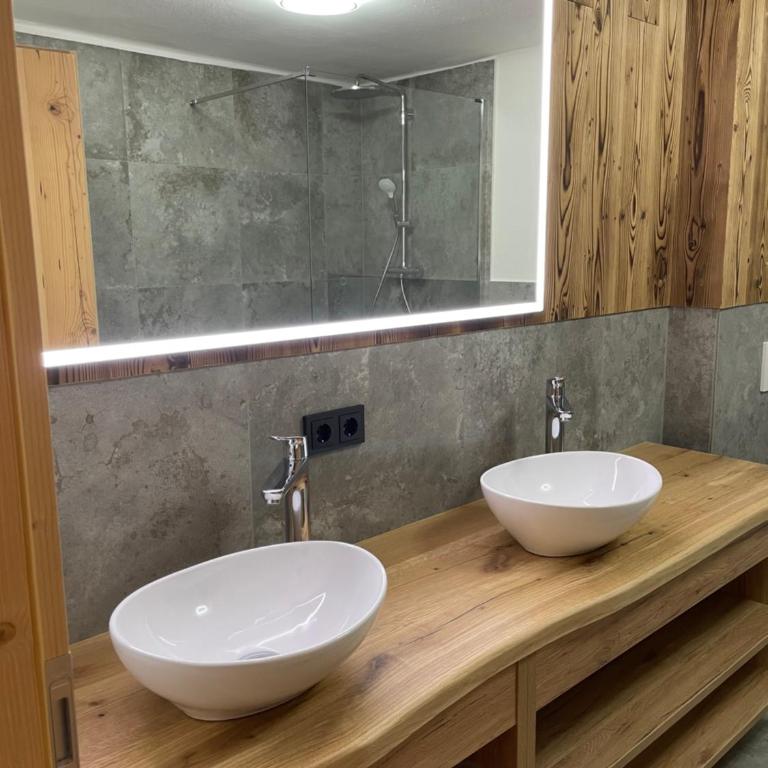 SÖLLHOF Ferienhaus mit 11 Schlafzimmern I großer Gemeinschaftsraum I Skibushaltestelle I 10 Min zum Skigebiet - Ferienhaus - 10