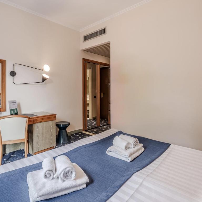 Hotiday Room Collection - Stresa - Camera Standard Matrimoniale/Doppia con Letti Singoli - 10