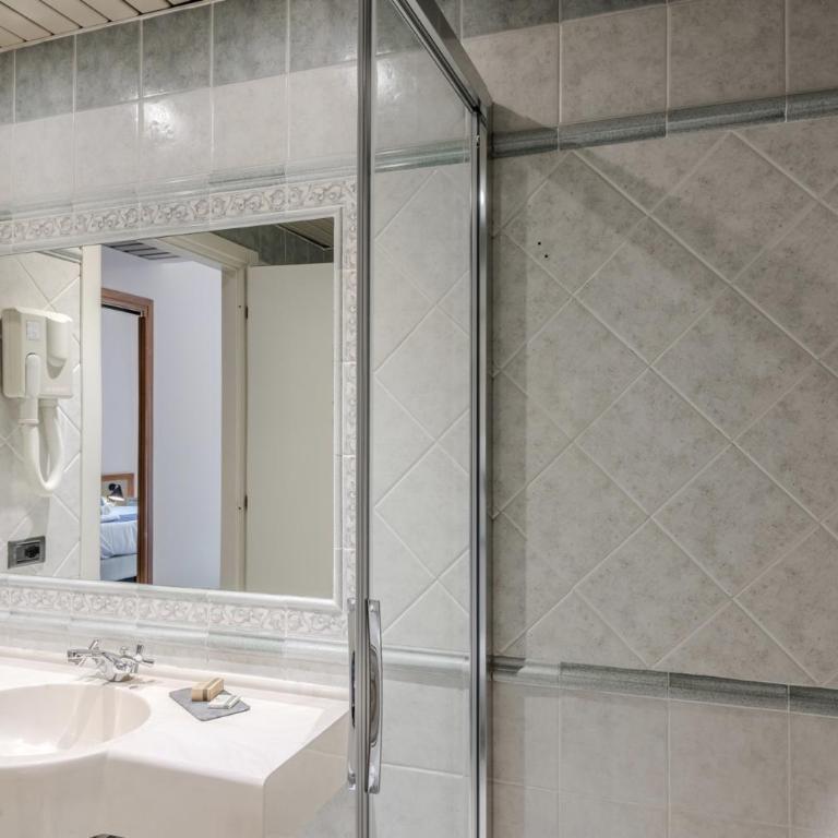 Hotiday Room Collection - Stresa - Camera Standard Matrimoniale/Doppia con Letti Singoli - 16