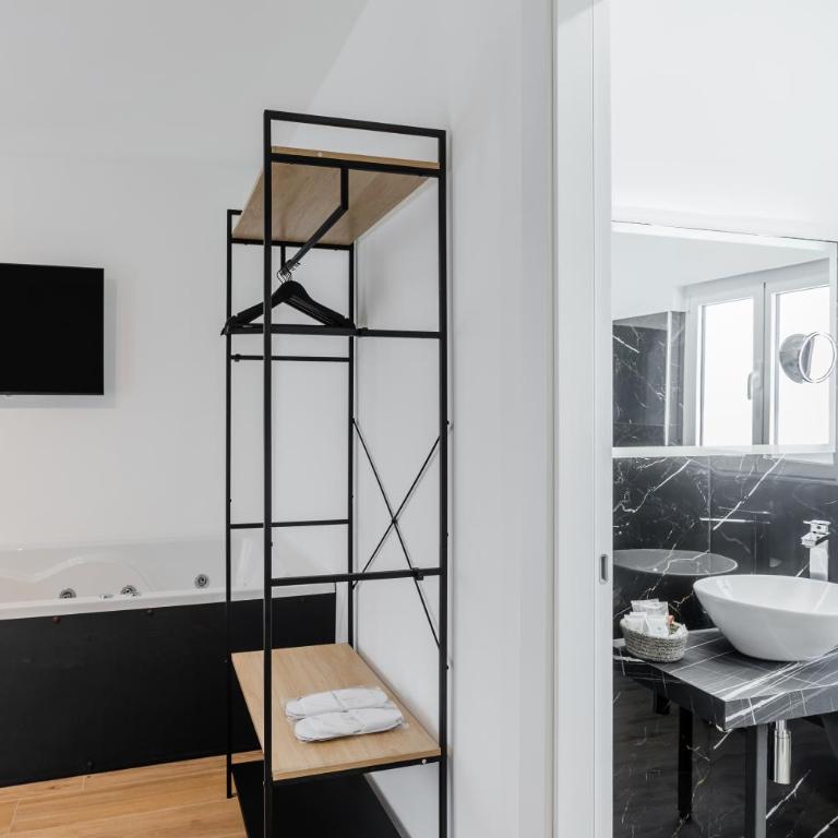 Pietramare Luxury Suites - Queen Room with Spa Bath - 26