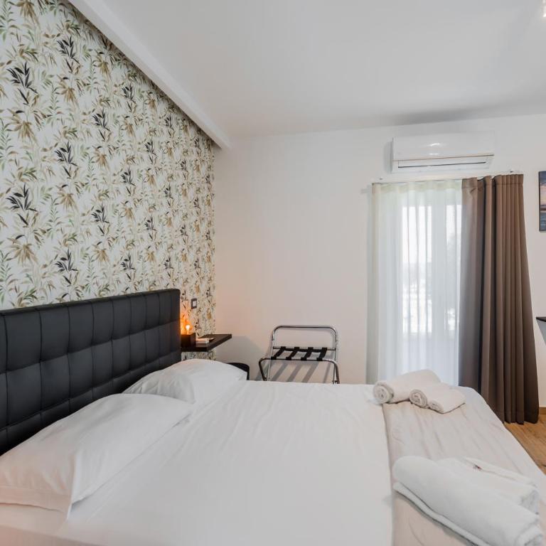 Pietramare Luxury Suites - Queen Room with Spa Bath - 24
