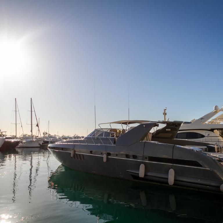 MARBELLA BANUS SUITES - Brand New and Exclusive Banus Port Seafront Flat - Apartamento Deluxe de 2 dormitorios con balcón - 64