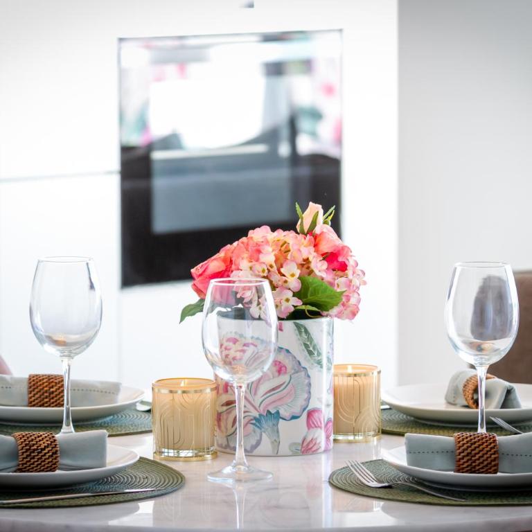 MARBELLA BANUS SUITES - Brand New and Exclusive Banus Port Seafront Flat - Apartamento Deluxe de 2 dormitorios con balcón - 68