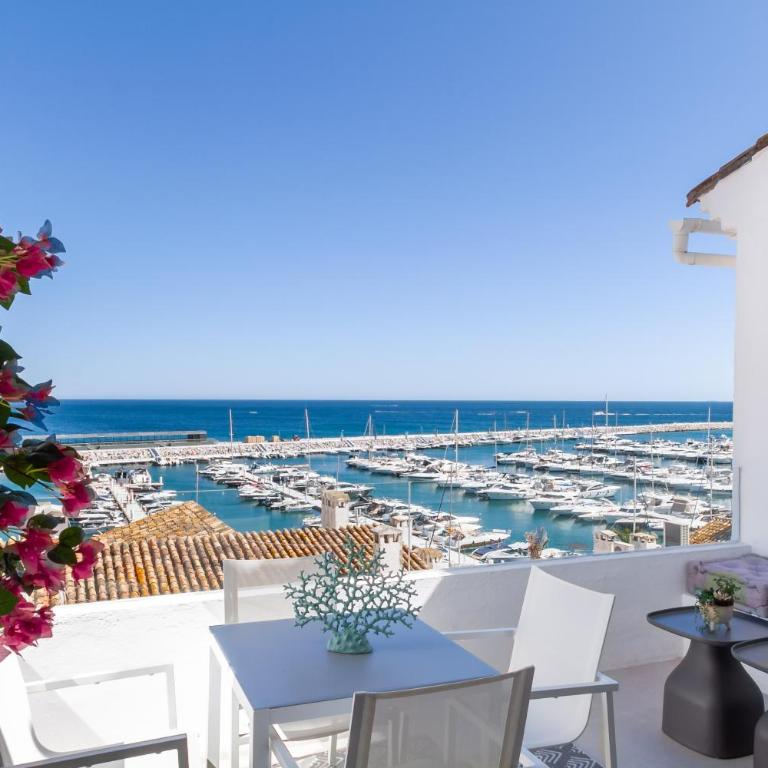 MARBELLA BANUS SUITES - Brand New and Exclusive Banus Port Seafront Flat - Apartamento Deluxe de 2 dormitorios con balcón - 55
