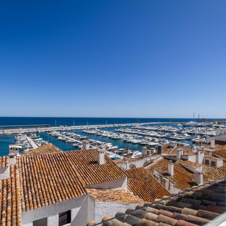 MARBELLA BANUS SUITES - Brand New and Exclusive Banus Port Seafront Flat - Apartamento Deluxe de 2 dormitorios con balcón - 63