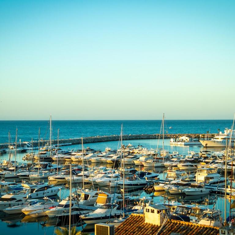 MARBELLA BANUS SUITES - Brand New and Exclusive Banus Port Seafront Flat - Apartamento Deluxe de 2 dormitorios con balcón - 57