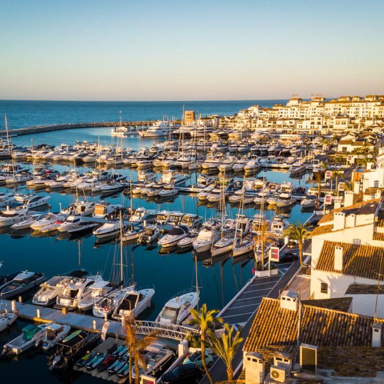 MARBELLA BANUS SUITES - Brand New and Exclusive Banus Port Seafront Flat - Apartamento Deluxe de 2 dormitorios con balcón - 58