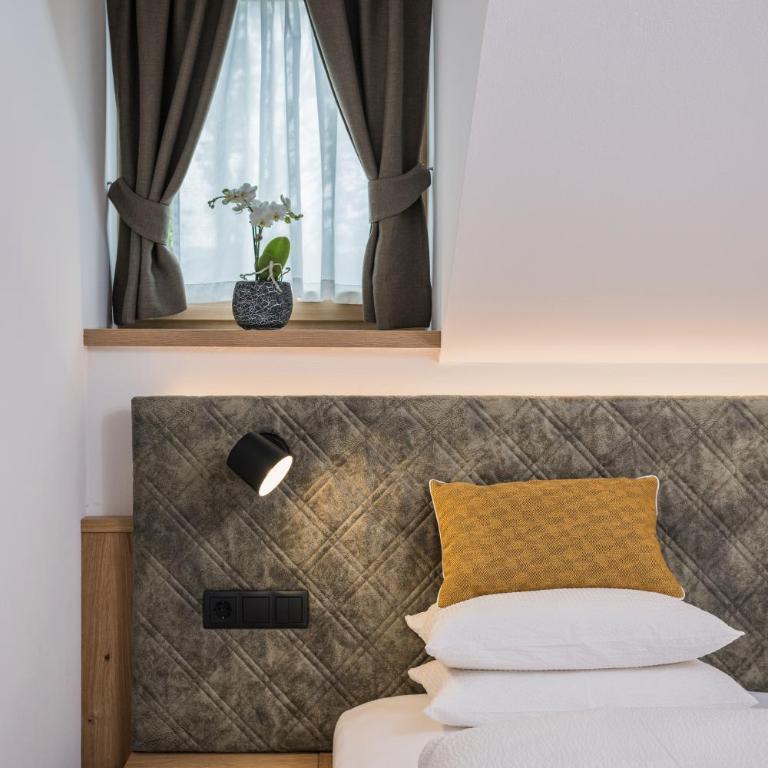 Gasthof Albergo Dolomiten - Camera Familiare con Vista Montagna - 2