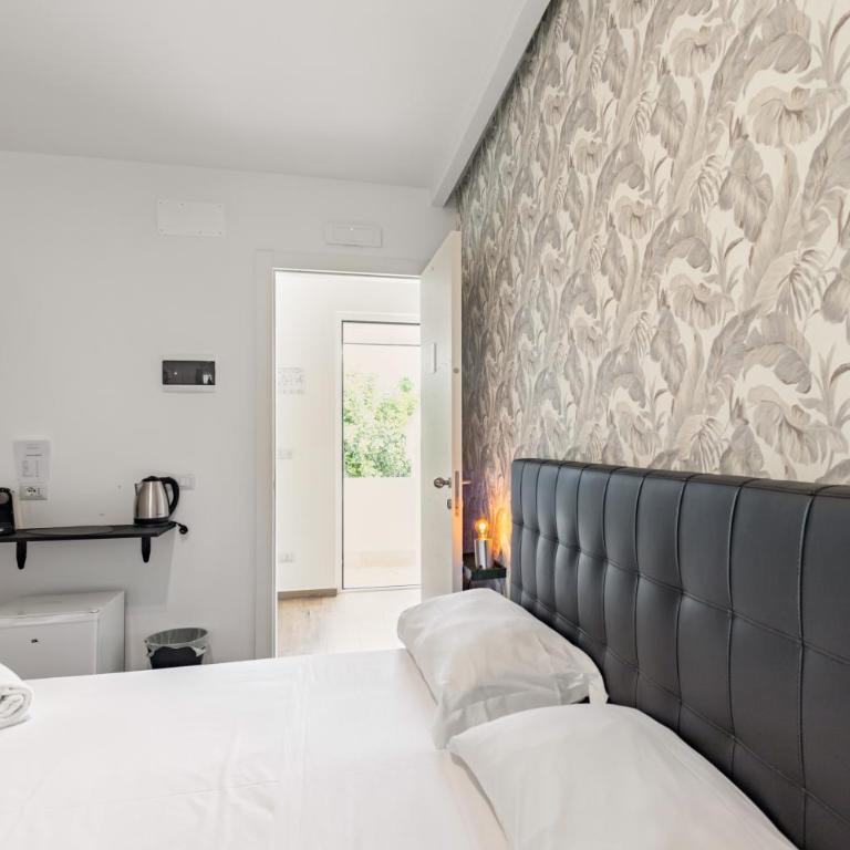 Pietramare Luxury Suites - Queen Room with Garden View - 24