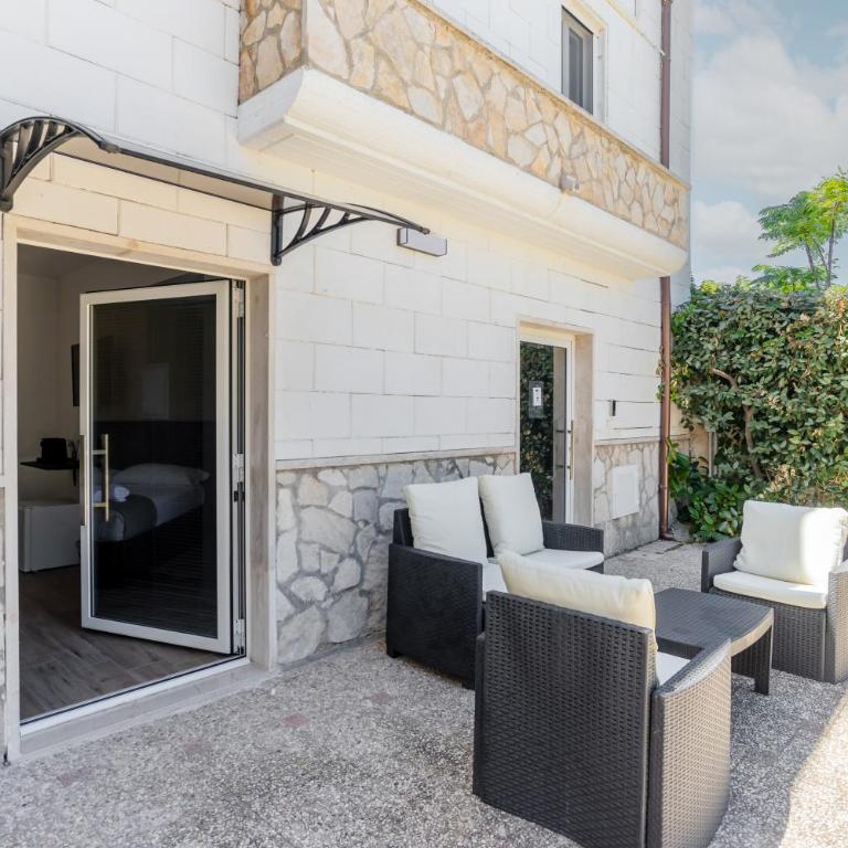 Pietramare Luxury Suites - Family Room with Garden View - 41