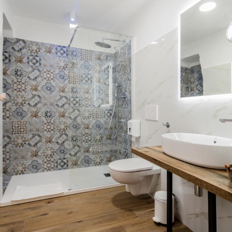 Pietramare Luxury Suites - Queen Room with Garden View - 25