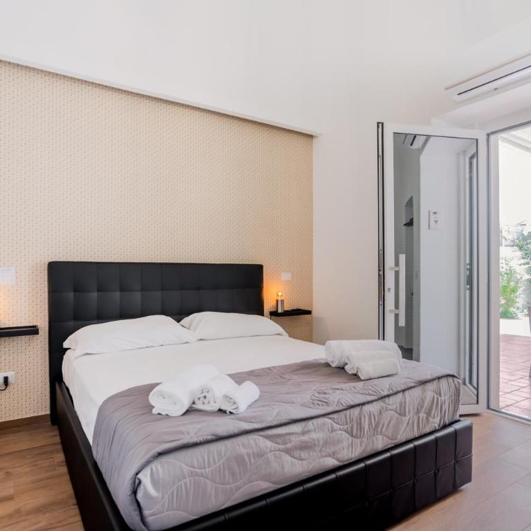 Pietramare Luxury Suites - Queen Room with Garden View - 19