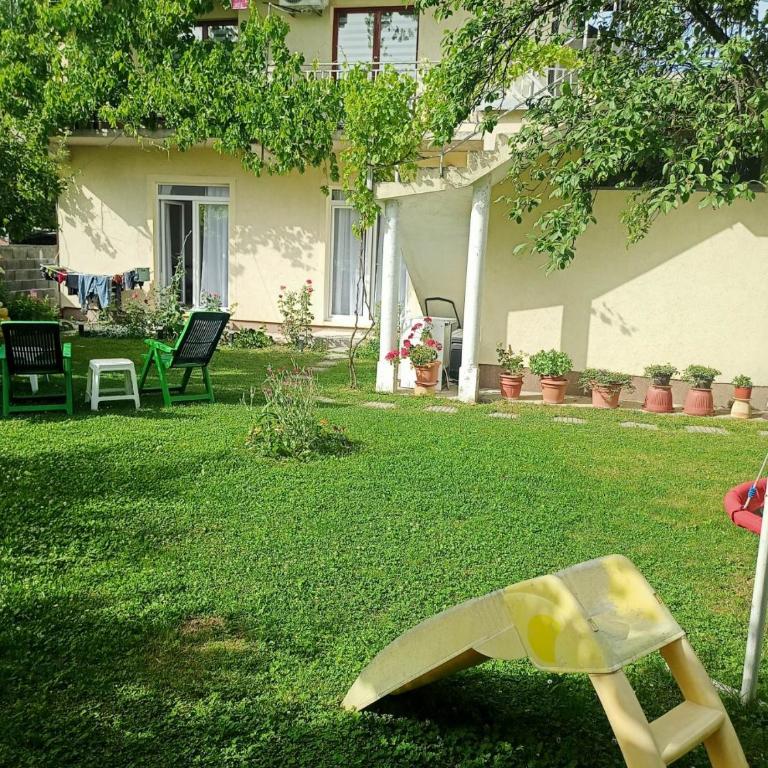 Large Apartment with beautiful Garden 5 minutes away from Airport at Karla Mijića 31 - Apartman sa 2 Spavaće Sobe - 1