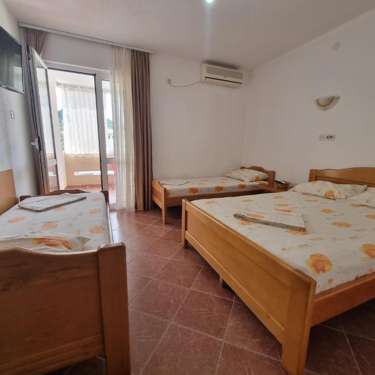 Apartmani Vuković - Četvorokrevetna Soba s Terasom - 1