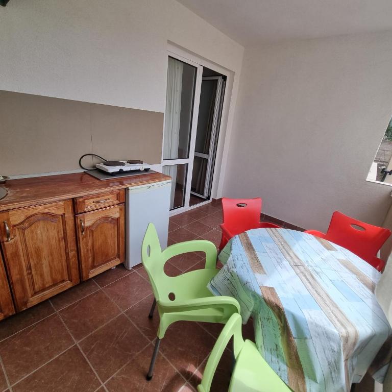 Apartmani Vuković - Četvorokrevetna Soba s Terasom - 4