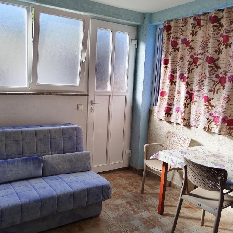 Apartmanes Volaric M - Deluks Dvokrevetna Soba sa Bračnim Krevetom i Bočnim Pogledom na More - 1