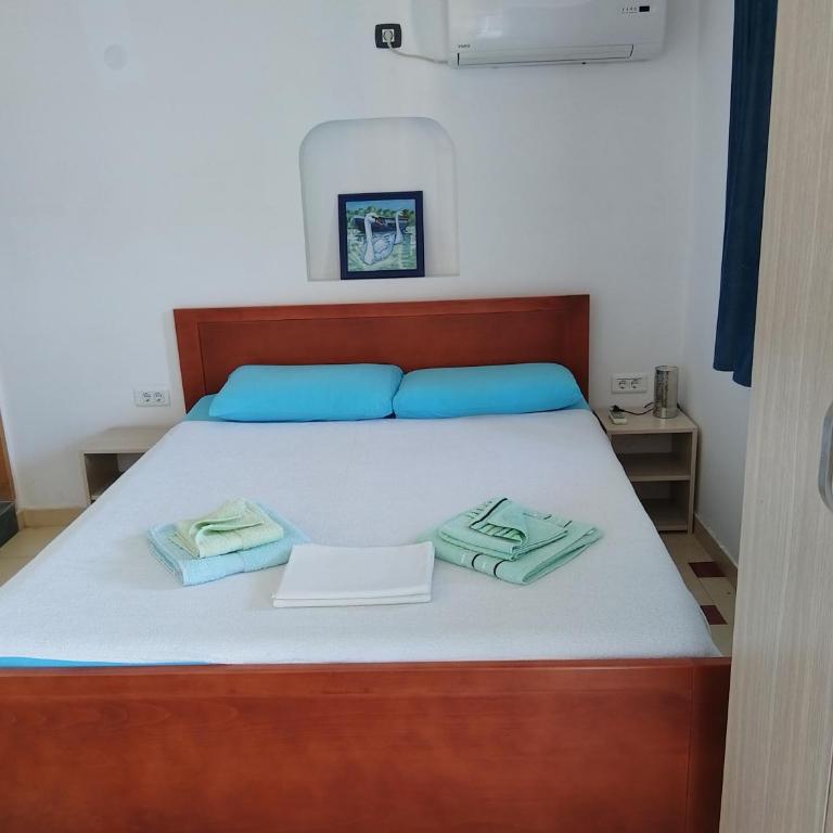 Apartmanes Volaric M - Standardna Trokrevetna Soba sa Pogledom na More - 6