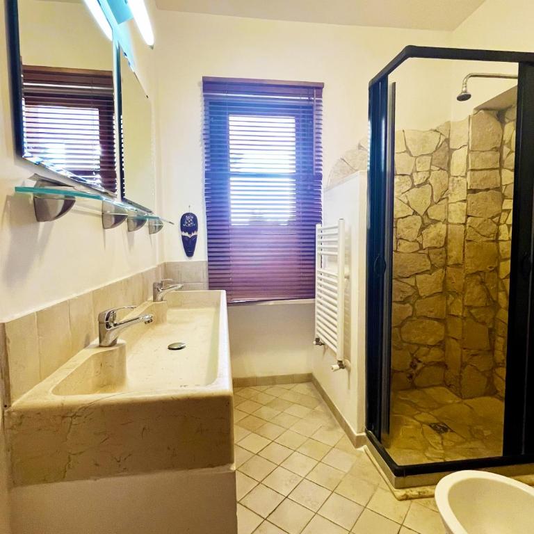 Residenza Collina Dei Pini - Appartamento con 2 Camere da Letto, Terrazza e Vista Mare - 2