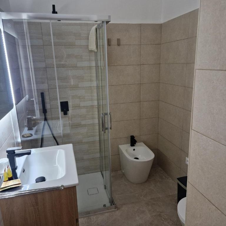B&B Primalba - Camera Familiare con Vista Giardino - 7