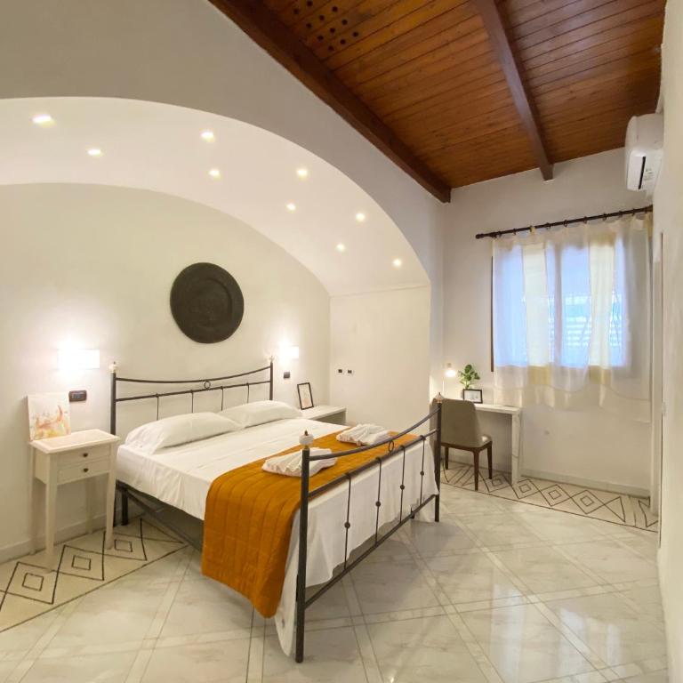 Cuore di Napoli - Camera Matrimoniale con Bagno Privato - 2