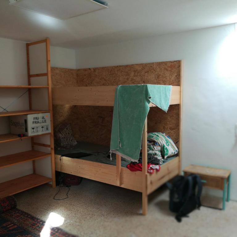 Bett 4 im Männer-4-Bettzimmer NUR Männer ONLY men SOLO hombres - Lit dans un dortoir de 4 lits - 1
