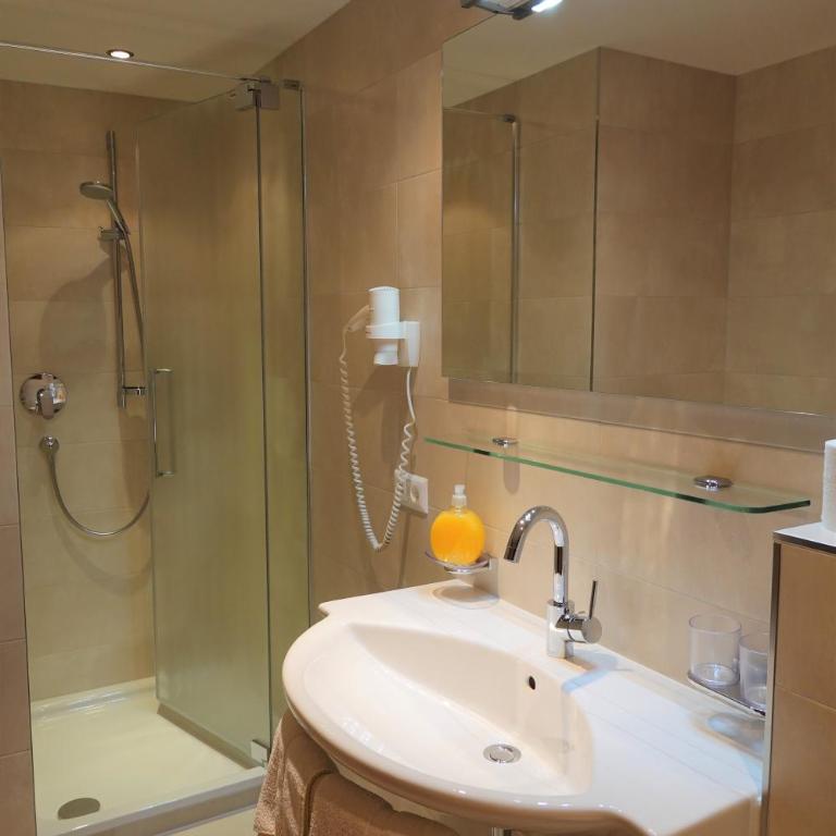 Haus Christina - Doppelzimmer mit Balkon - 2