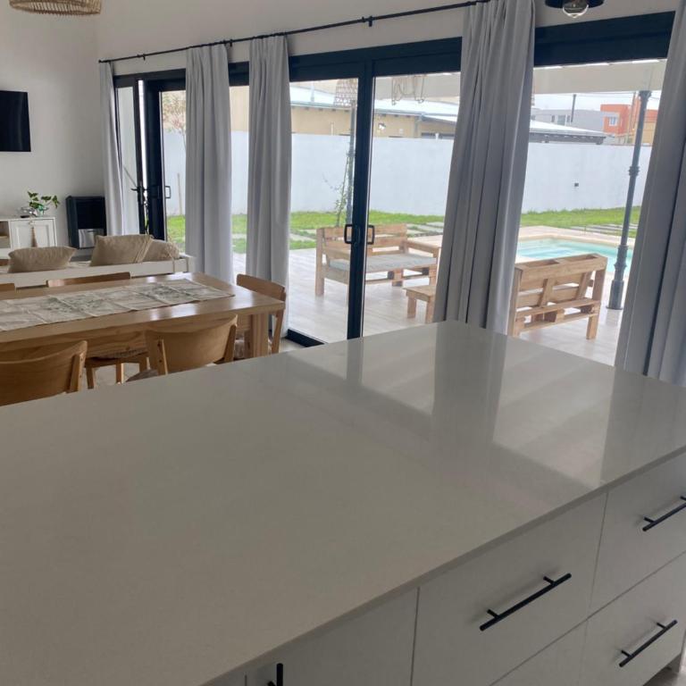 Casa Mercedes, casa privada a estrenar alquiler todo el año, con pileta climatizada solar de noviembre a marzo - Villa de 1 dormitorio - 50