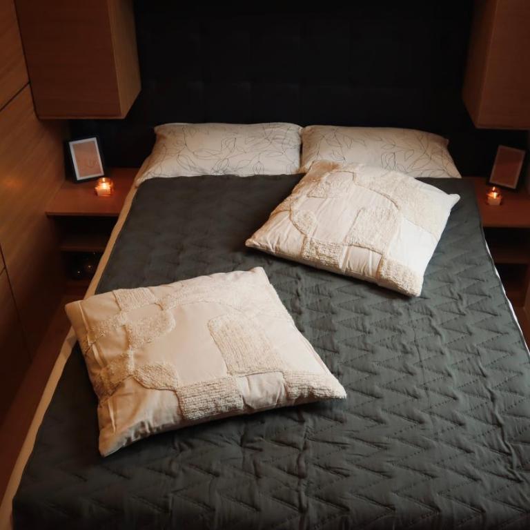 Waterfall Glamping Cabin - One-Bedroom House - 10