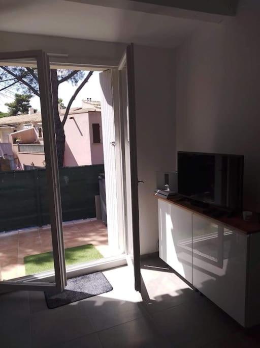 Appartement à 100m du village naturiste,tout équipé, climatisé,place parking - One-Bedroom Apartment - 17