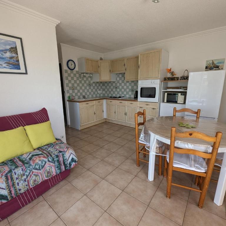 Appartement T2 lumineux 40m2, 4 personnes, 150m de la plage, bien équipé et proche loisirs - FR-1-797-18 - Appartement - 3