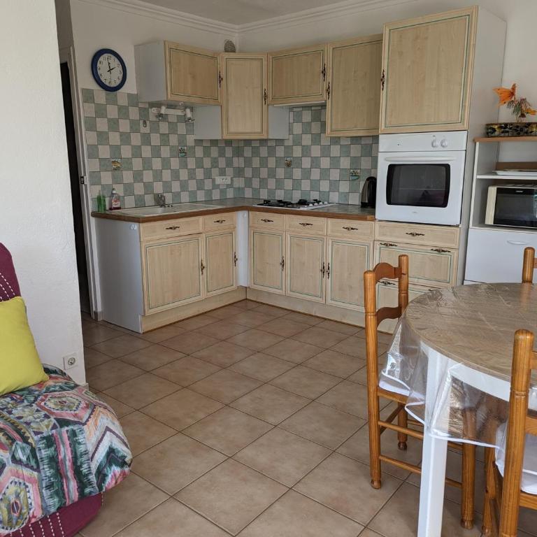 Appartement T2 lumineux 40m2, 4 personnes, 150m de la plage, bien équipé et proche loisirs - FR-1-797-18 - Appartement - 8
