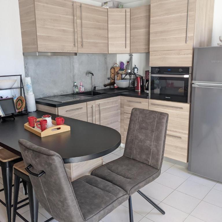 T3 Climatisé RDC avec Terrasse, Parking, Proche Activités - Port-la-Nouvelle - FR-1-797-30 - Appartement - 5