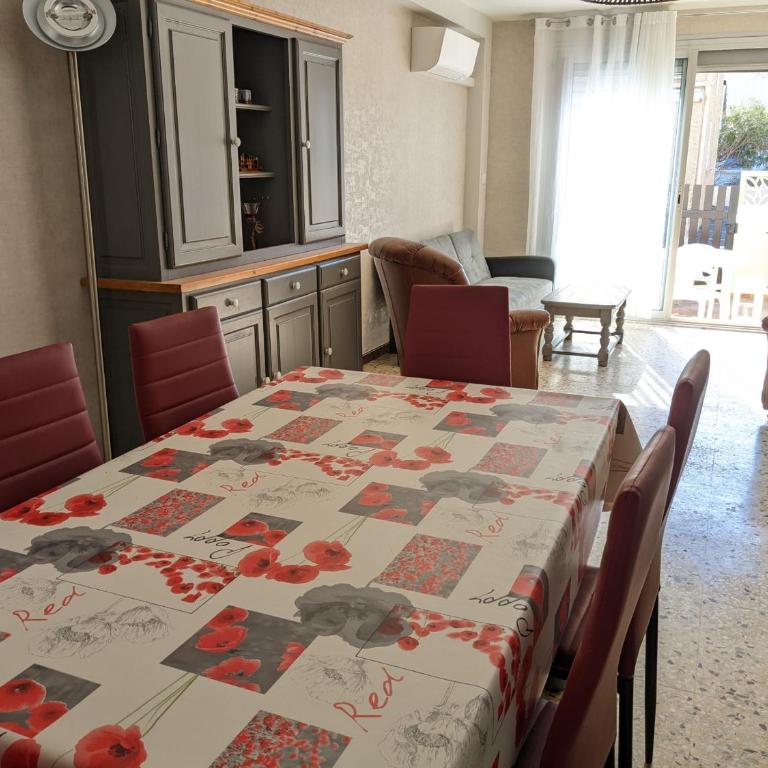 Villa T3 climatisée, 57m², 5/6 pers, proche plage, rénovée, terrasse, parking, quartier animé - FR-1-797-48 - Villa - 3