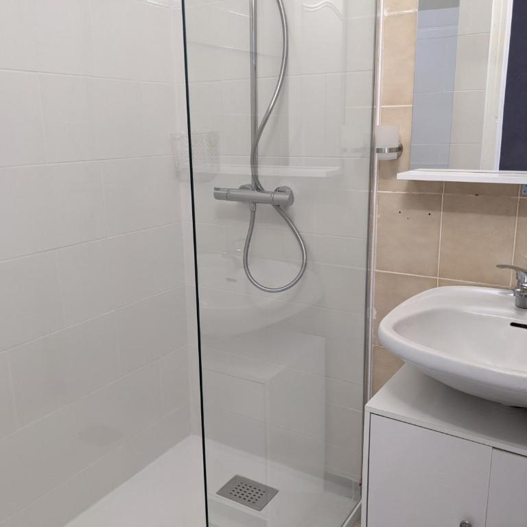 Villa T3 climatisée, 57m², 5/6 pers, proche plage, rénovée, terrasse, parking, quartier animé - FR-1-797-48 - Villa - 12