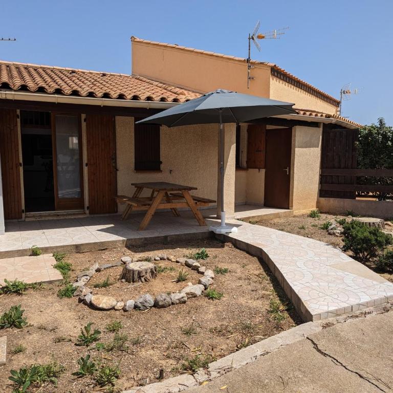 Maison T2 avec Mezzanine, Cour et Parking – 5 Pers – Proche Plage et Commerces – Bon Prix - FR-1-797-49 - Villa - 3