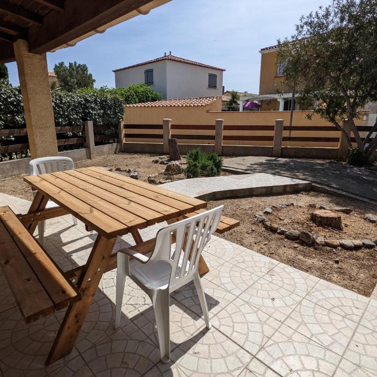 Maison T2 avec Mezzanine, Cour et Parking – 5 Pers – Proche Plage et Commerces – Bon Prix - FR-1-797-49 - Villa - 4