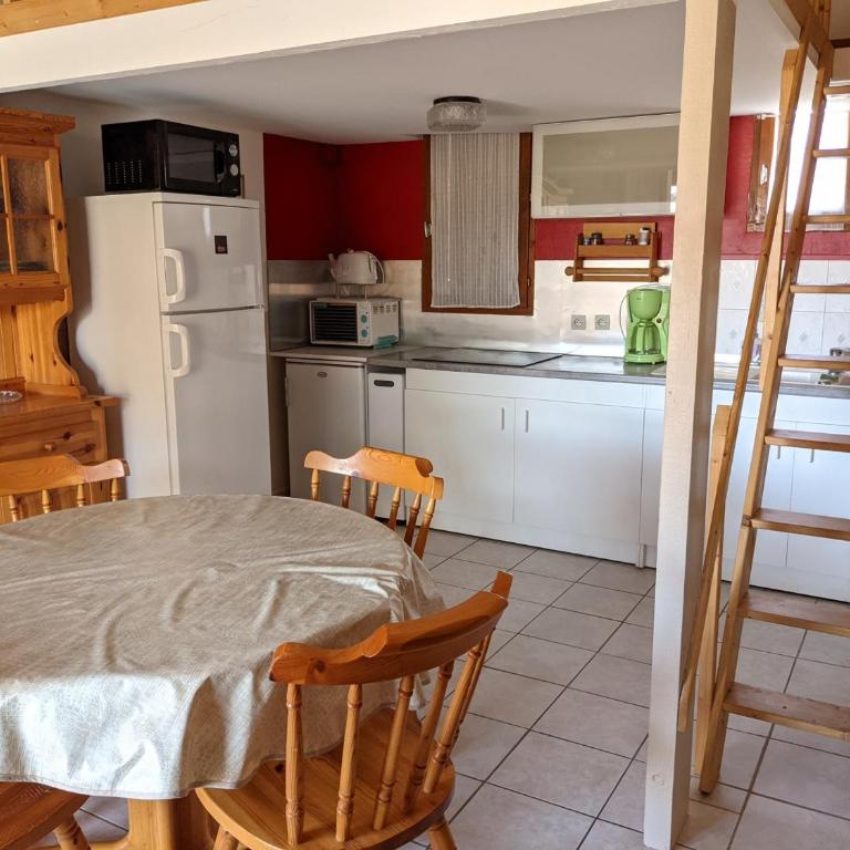 Maison T2 avec Mezzanine, Cour et Parking – 5 Pers – Proche Plage et Commerces – Bon Prix - FR-1-797-49 - Villa - 5