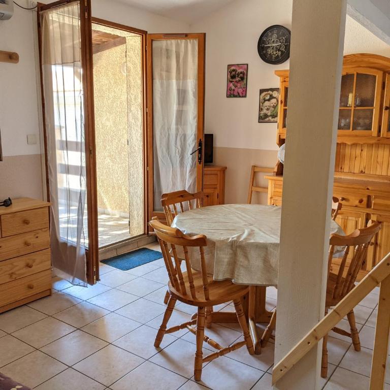Maison T2 avec Mezzanine, Cour et Parking – 5 Pers – Proche Plage et Commerces – Bon Prix - FR-1-797-49 - Villa - 6