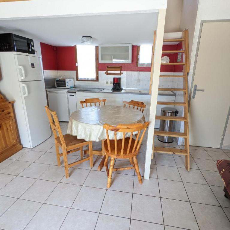 Maison T2 avec Mezzanine, Cour et Parking – 5 Pers – Proche Plage et Commerces – Bon Prix - FR-1-797-49 - Villa - 10