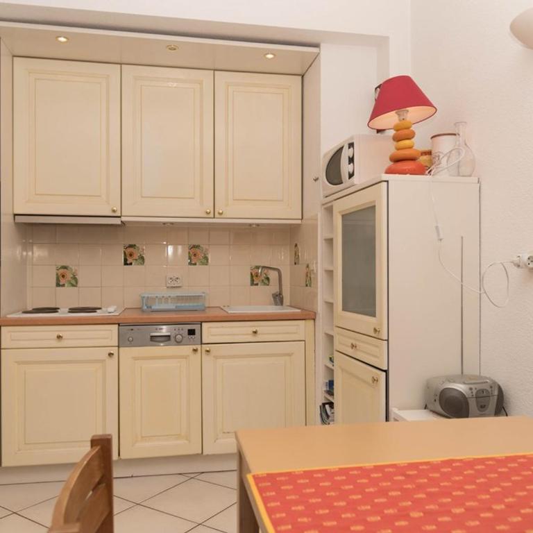 T2 Cabine pour 4 personnes au Lavandou avec balcon vue mer - FR-1-803-48 - Apartamento - 4