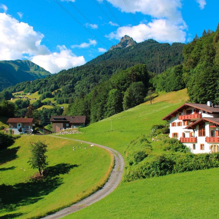 Ferienwohnung mit Terrasse und Fernblick - Apartment mit Blick auf die Berge - 13