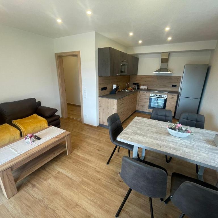 Ferienwohnungen Steindl - Two-Bedroom Apartment with Balcony - 3