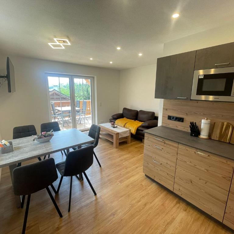 Ferienwohnungen Steindl - Two-Bedroom Apartment with Balcony - 4