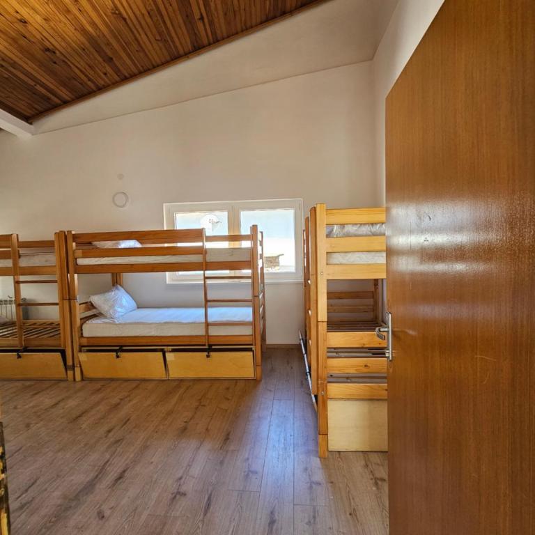 Leopold Chillout Hostel - Krevet u Osmokrevetnoj Mešovitoj Spavaonici - 14