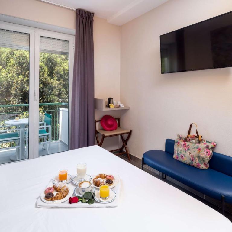 Best Western Regina Elena - Camera Queen con Balcone e Vista Giardino - 4