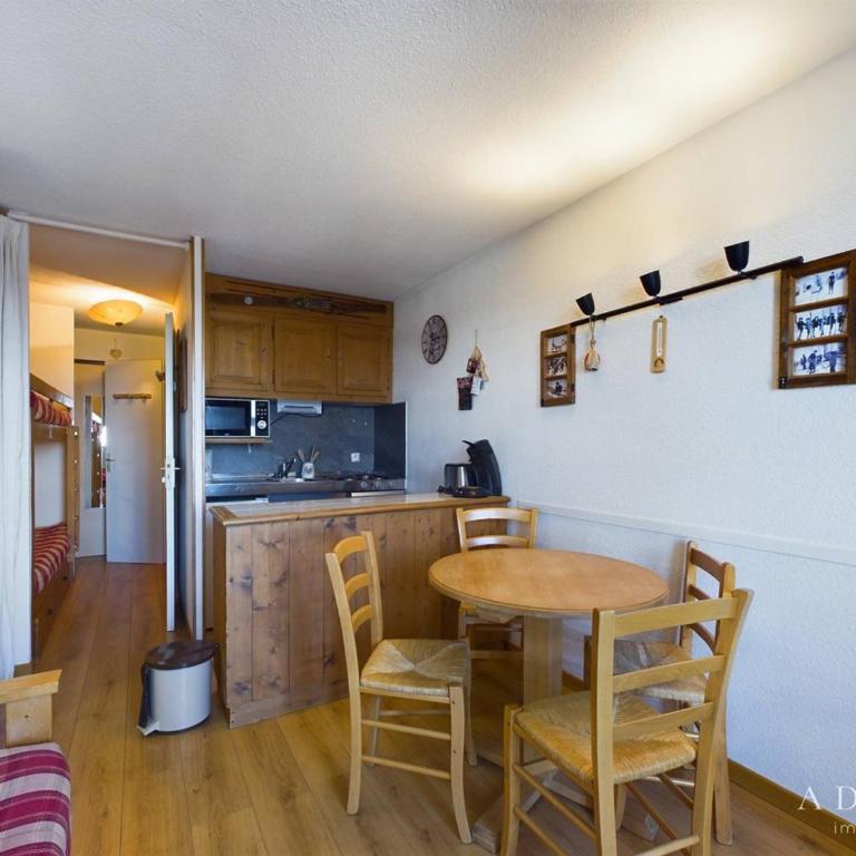 Studio Sud 4 pers, balcon, à 50m des pistes et 200m des commerces, idéal pour familles - FR-1-398-629 - Estudio - 2
